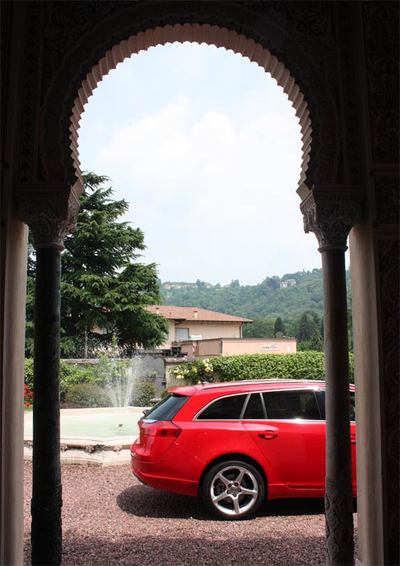 Insignia Sports Tourer seen through an arch of the Villa Crespi in Northern Italy