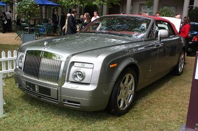 Rolls-Royce Phantom Drophead Coupe with picnic set